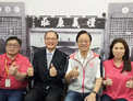 桃園市長張善政與議員、校長等人在富台國小校門口舊照(AI布置)合影懷舊慶祝60周年校慶。圖片來源-聯合新聞網
